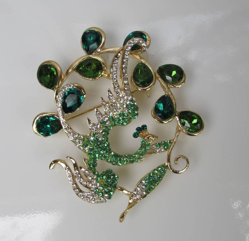 Vintage Pfau Pin Mit Grünen Strasssteinen, Feiertagsvogel, Weihnachtsschmuck von BeakChicJewelry