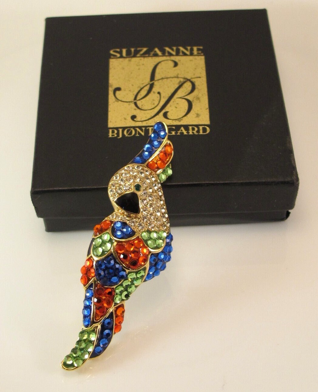 Vintage Suzanne Bjontegard Strass Kakadu Pin, Groß Vintage Suzanne Bjontegard Strass Kakadu Pin, Groß von BeakChicJewelry