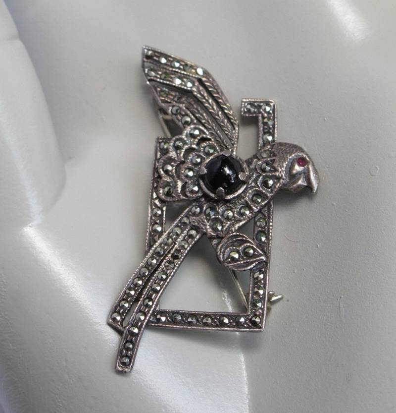 sterling Art Deco Papagei-Anstecknadel Markasit Onyx Granat von BeakChicJewelry