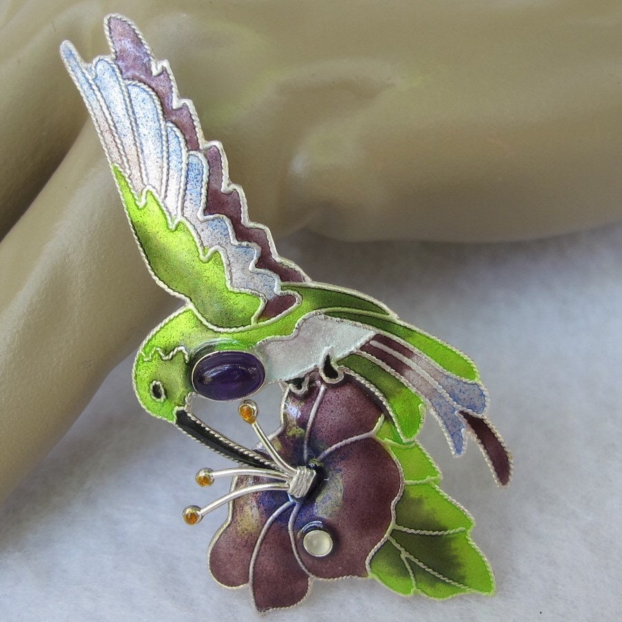 sterling Cloisonne Emaille Kolibri Pin Mit Amethyst, Vogel Im Flug, Zeichen Des Frühlings, Februar Geburtsstein sterling Cloisonne Emaille Kolibri Pin Mit Amethyst, Vogel Im Flug, Zeichen Des Frühlings, Februar Geburtsstein von BeakChicJewelry