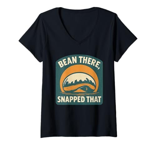 Damen Bean There Snapped That Shirt, Retro-Souvenir mit Chicago-Schild T-Shirt mit V-Ausschnitt Damen Bean There Snapped That Shirt, Retro-Souvenir mit Chicago-Schild T-Shirt mit V-Ausschnitt von Bean There Snapped That Tee Shirts for Tourists