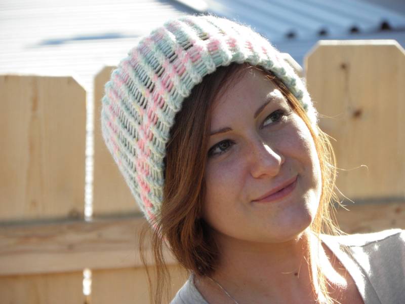 Handgestrickte Beanie-Mütze in Rosa/Grau Gestreift | Art.-Nr. 13 von BeaniesByMom