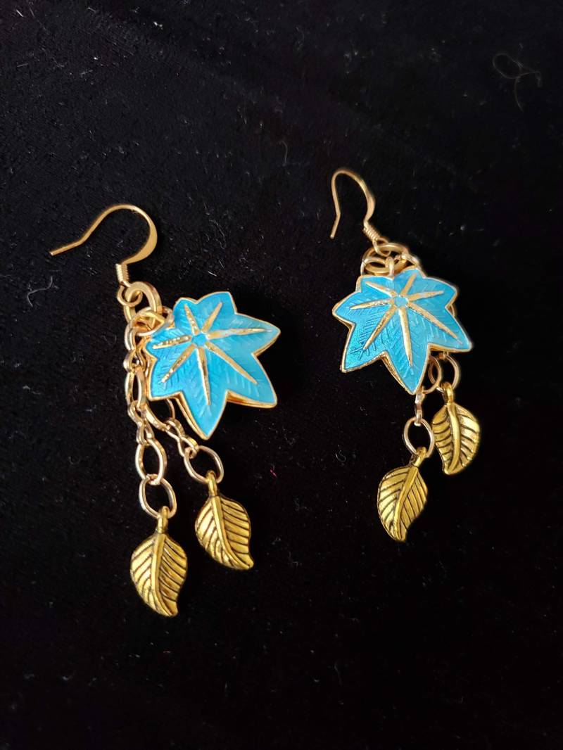 Blatt Ohrringe Mit Blauen Cloisonne Blättern Und Gold Dangles Blatt Ohrringe Mit Blauen Cloisonne Blättern Und Gold Dangles von BearCreekDesignsShop