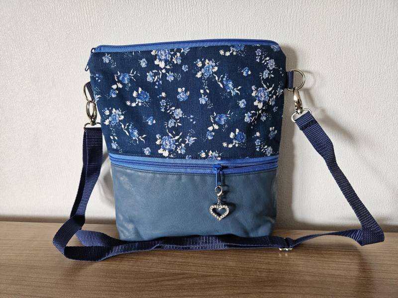 Kleine Umhängetasche Schultertasche Handtasche Bunte Blumen Muster Außenfach Innenfach Reißverschlussfach Handgefertigt Neu von BeatesKreativShop