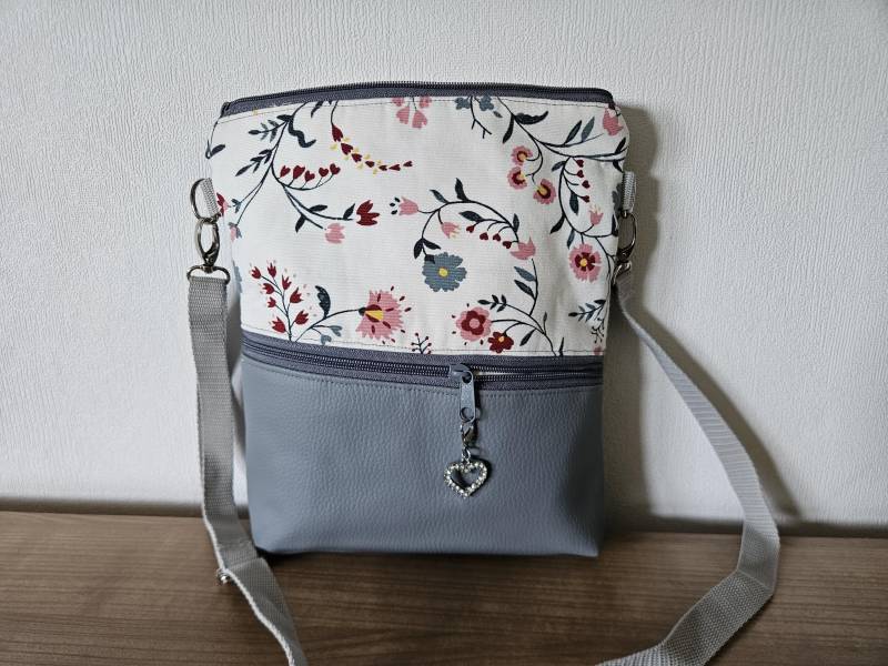 Kleine Umhängetasche Schultertasche Handtasche Außenfach Innenfach Reißverschlussfach Handgefertigt Neu von BeatesKreativShop