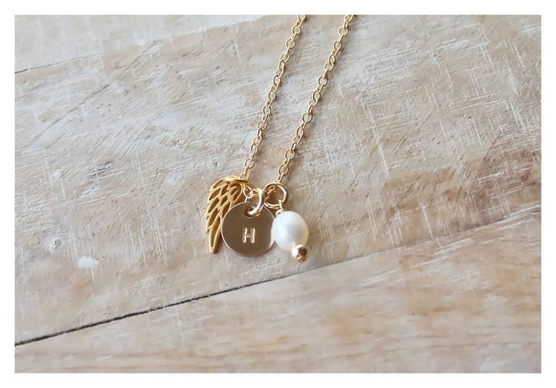 14K Gold Filled Engelsflügel Perlenkette Personalisierter Initialen Anhänger von BeaucoupdeBeads