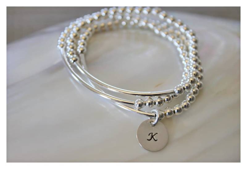 sterling Silber Perlen Tube Armband Set Personalisierter Initial Anhänger von BeaucoupdeBeads