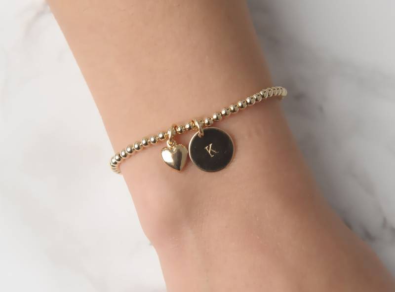 14K Gold Filled Perlenarmband Personalisierter Initial Disc Anhänger von BeaucoupdeBeads