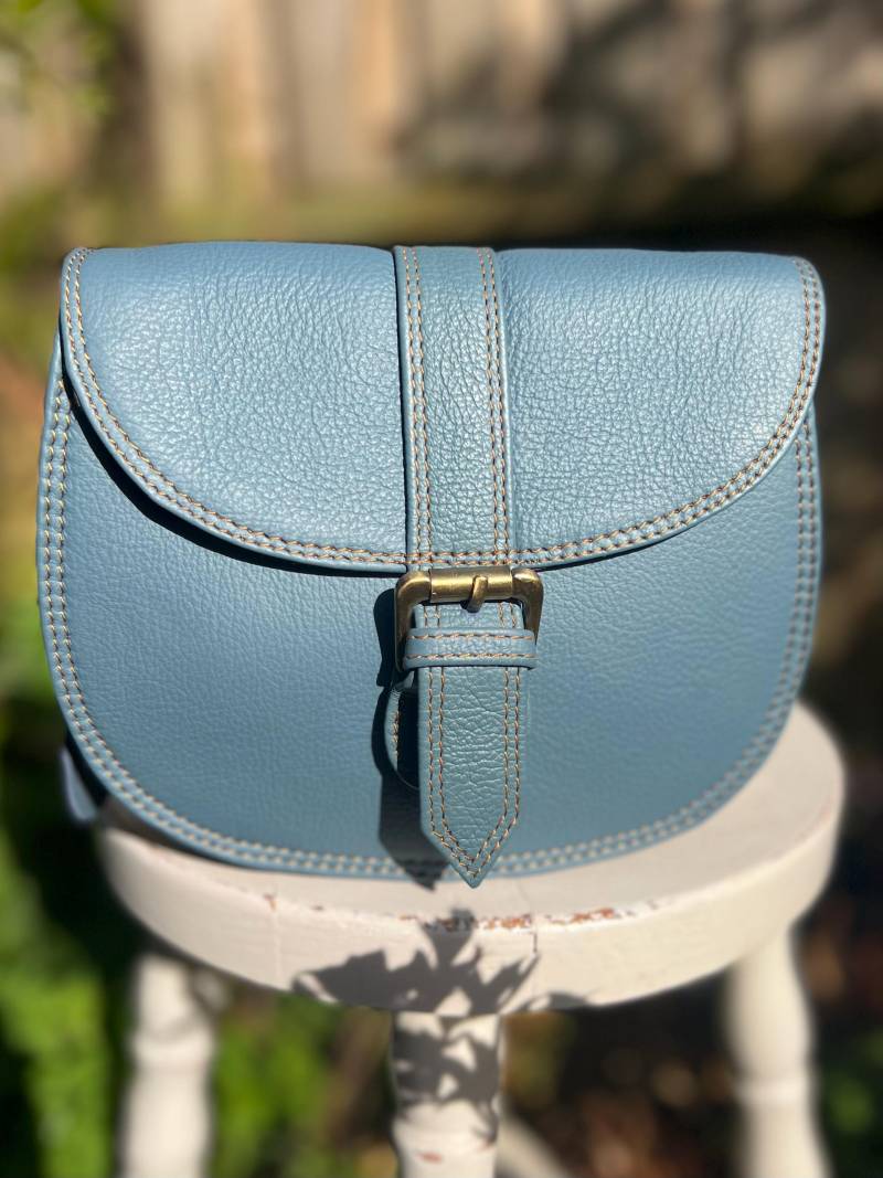 Kleine Schlichte Blaue Recycelte Ledertasche, Zerowaste Nachhaltige Fairtrade Tasche Aus Lederresten Gefertigt von BeaumontBagsUK