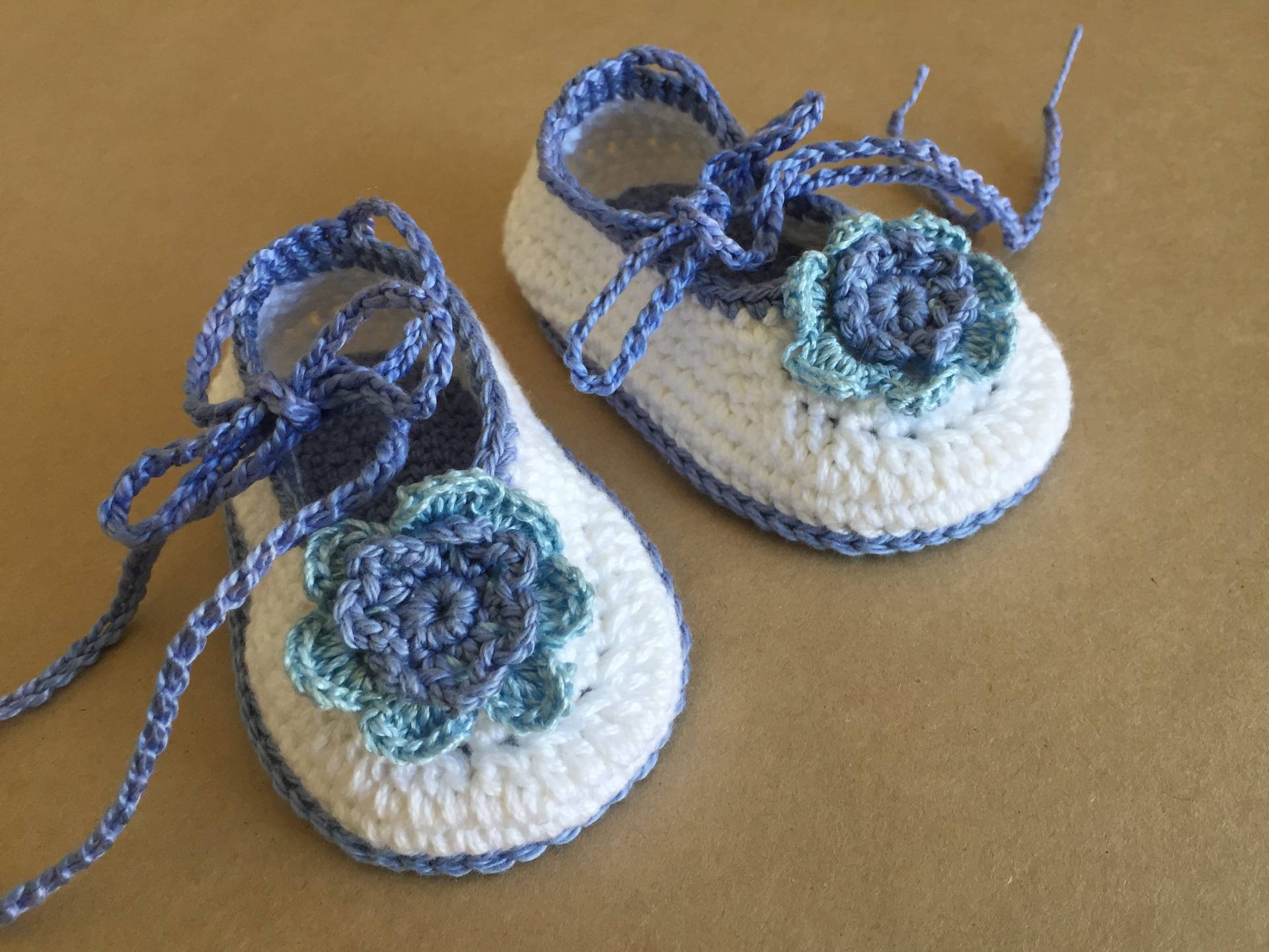 Baby Ballerina Schuhe Weiß Blau Blumen Gehäkelte Baumwolle Booties Für Mädchen 3-6 Monate Ooak One Of A Kind Design Baby Ballerina Schuhe Weiß Blau Blumen Gehäkelte Baumwolle Booties Für Mädchen 3-6 Monate Ooak One Of A Kind Design von BeautiWoolTreasures