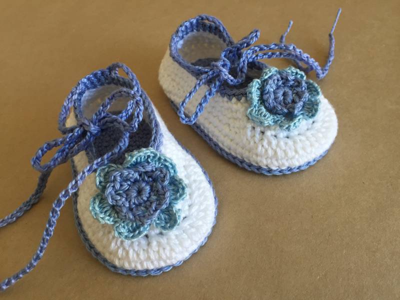 Baby Ballerina Schuhe Weiß Blau Blumen Gehäkelte Baumwolle Booties Für Mädchen 3-6 Monate Ooak One Of A Kind Design Baby Ballerina Schuhe Weiß Blau Blumen Gehäkelte Baumwolle Booties Für Mädchen 3-6 Monate Ooak One Of A Kind Design von BeautiWoolTreasures