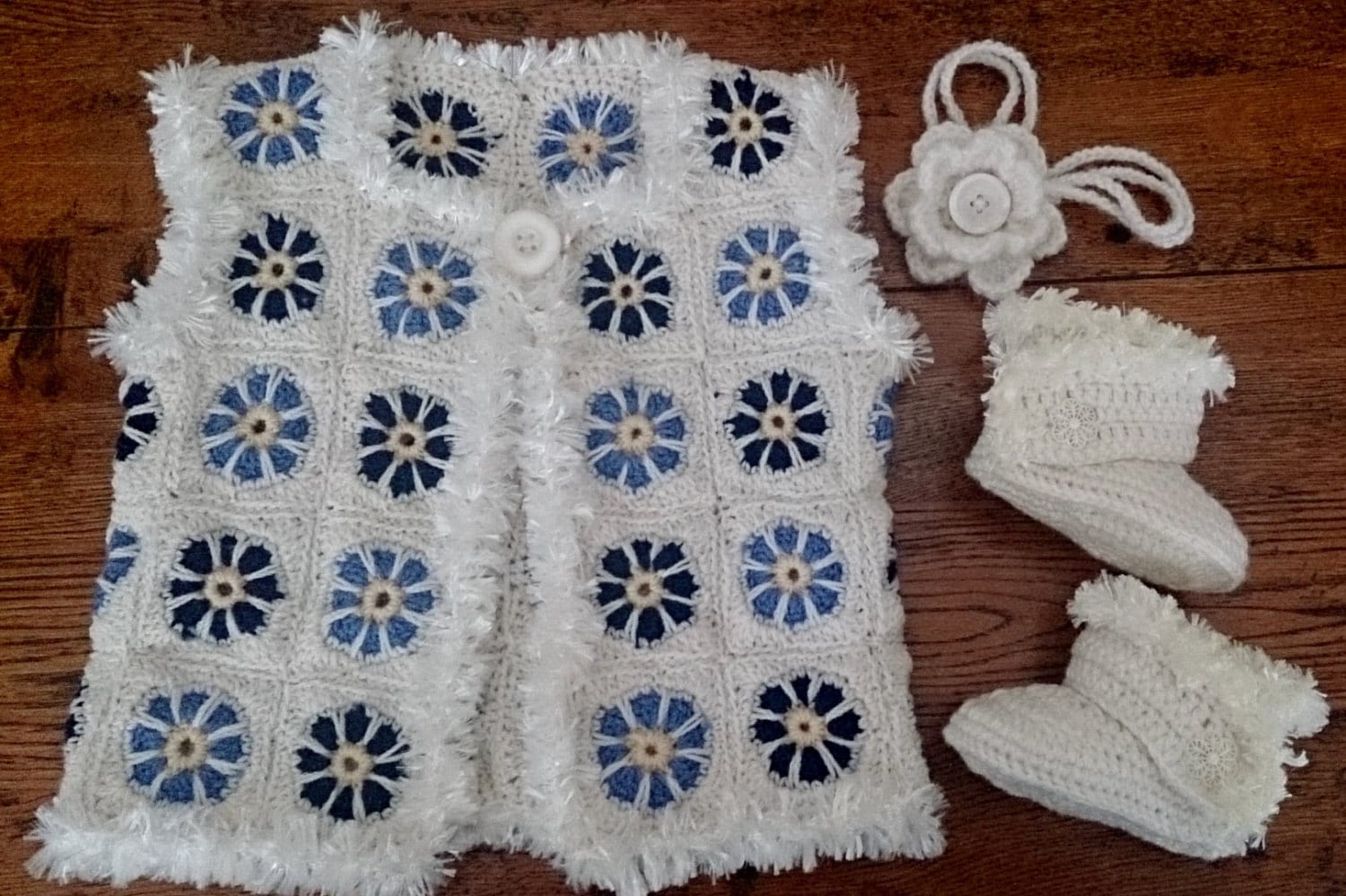 Blume Gehäkelte Babyjacke Aus Reiner Wolle Und Weiße Stiefel Mit Fellbesatz von BeautiWoolTreasures