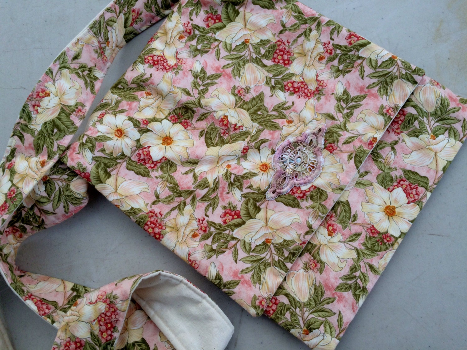 Patchwork-Einkaufstasche. Neue Gesteppte Und Bestickte Handgemachte Tasche Mit Langen Riemen von BeautiWoolTreasures