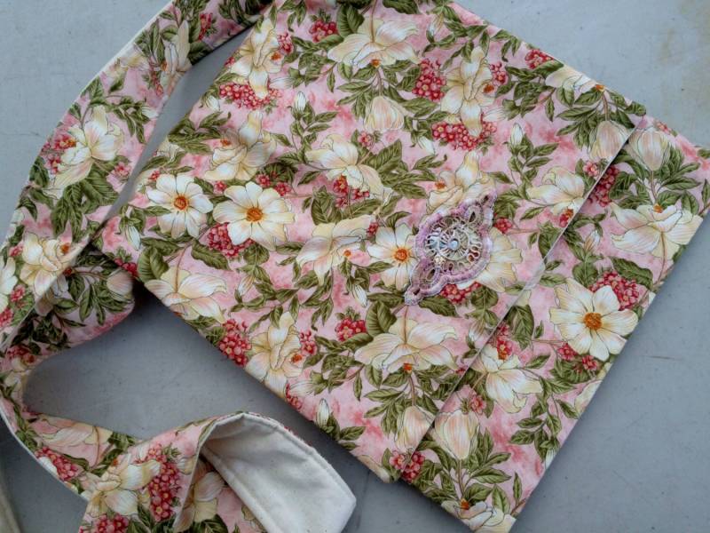 Patchwork-Einkaufstasche. Neue Gesteppte Und Bestickte Handgemachte Tasche Mit Langen Riemen von BeautiWoolTreasures