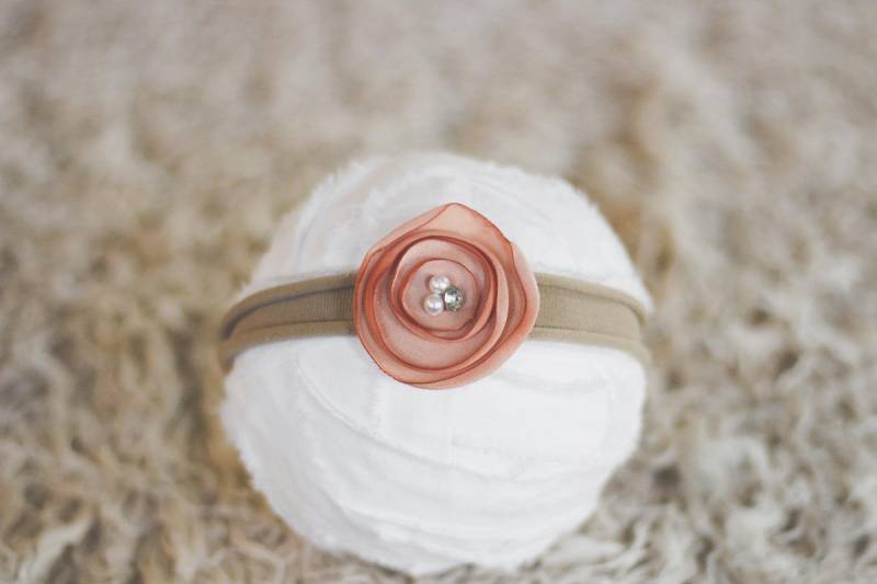 Beige Und Pfirsich Neugeborenen Blumen Stoff Stirnband Fotografie Prop Beige Und Pfirsich Neugeborenen Blumen Stoff Stirnband Fotografie Prop von BeautifulPhotoProps