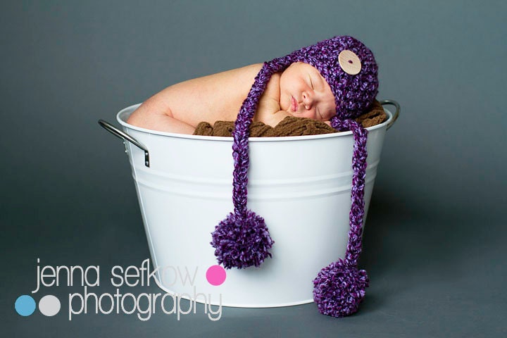 Big Button Newborn Pom Mütze in Lila Big Button Newborn Pom Mütze in Lila von BeautifulPhotoProps