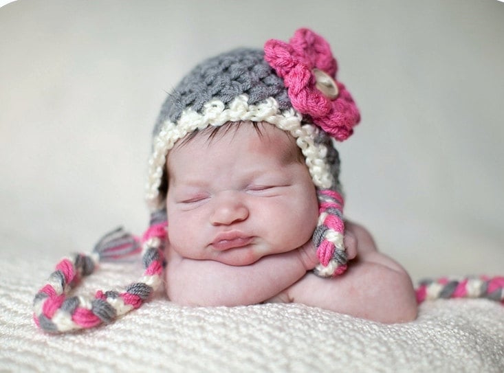 Hot Pink Grau Weiß Earflap Blumen Beanie Mütze Hot Pink Grau Weiß Earflap Blumen Beanie Mütze von BeautifulPhotoProps