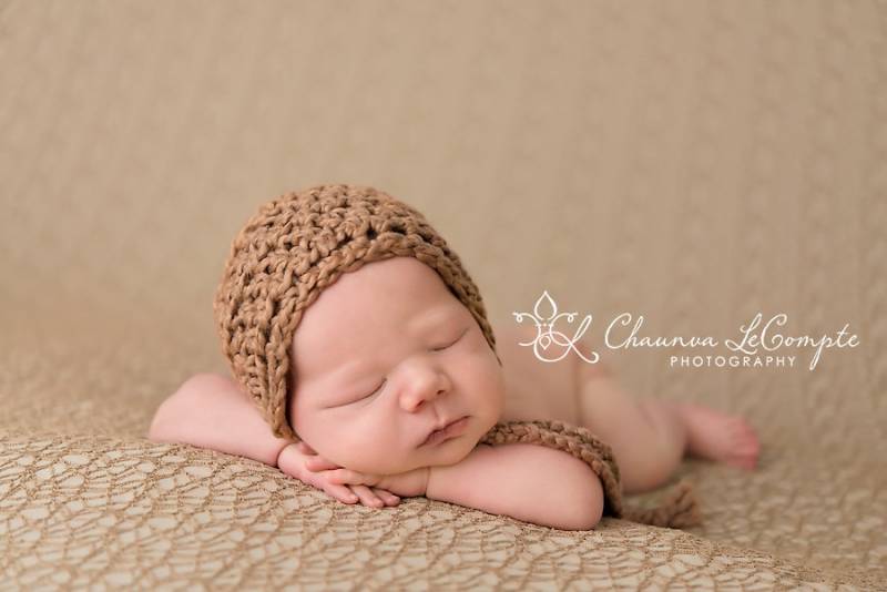 Simply Cotton Newborn Baby Bonnet Mütze in Pecan Braun von BeautifulPhotoProps