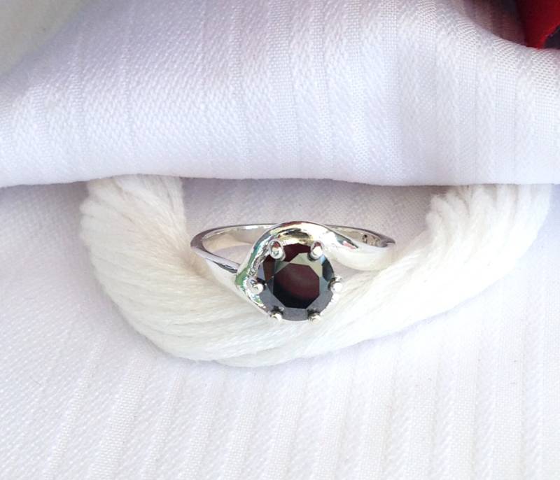 Beeindruckende Rundschnitt Schwarz Moissanite Diamant-Ring ~ 925 Sterling Silber Größe 6, 75 von BeautifulSeconds