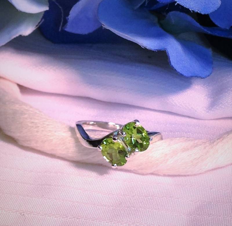 Beeindruckender Zwei-Stein Oval Cut Peridot Ring ~ 925 Sterling Silber Größe 7, 5 von BeautifulSeconds