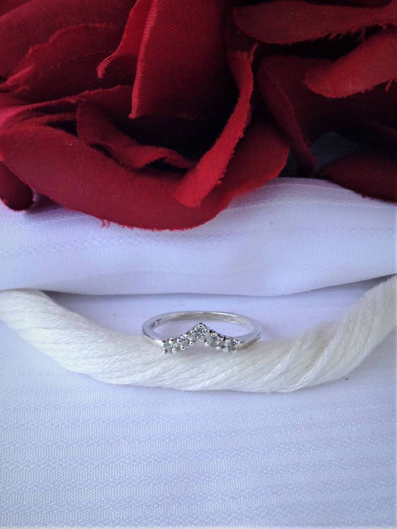 Elegante Weiße Saphir Ehering ~ 14K White Gold Größe 5, 5 Elegante Weiße Saphir Ehering ~ 14K White Gold Größe 5, 5 von BeautifulSeconds