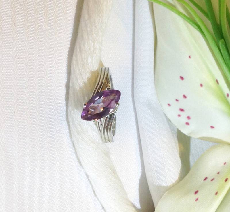 Funkelnde Marquis Alexandrit Lab Korund Ring Geformt ~ 925 Sterling Silber Solitär Größe 6, 75 von BeautifulSeconds