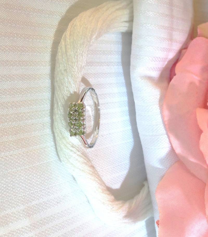 Funkelnde Peridot Rng ~ 925 Sterling Silber Größe 7, 5 von BeautifulSeconds