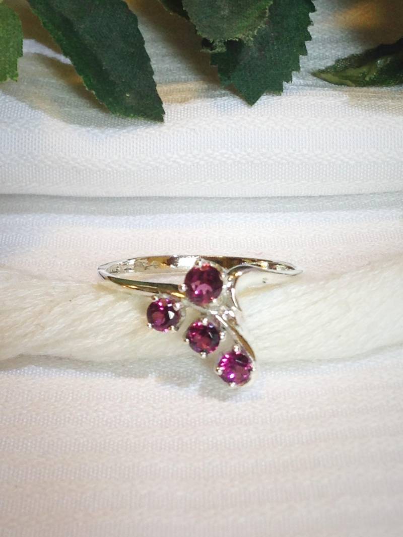 Schöne Suriam Granat Ring ~ 925 Sterling Silber Größe 8 von BeautifulSeconds