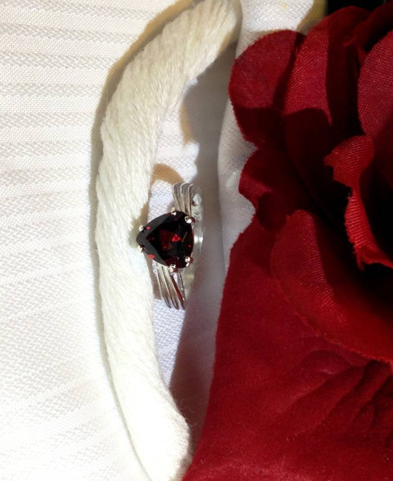 Spektakuläre Trillion Geformte Granat Ring ~ 925 Sterling Silber Größe 6, 5 von BeautifulSeconds