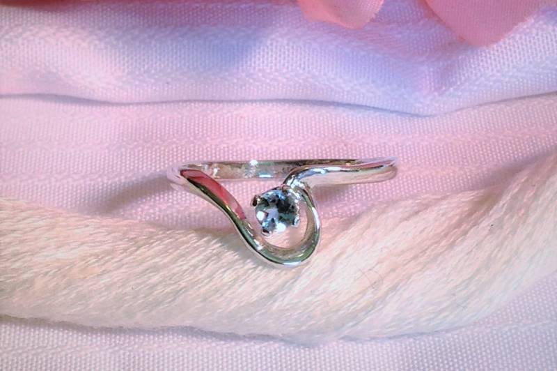 Zarte Solitär Blauer Topas Ring ~ 925 Sterling Silber Größe 6 von BeautifulSeconds
