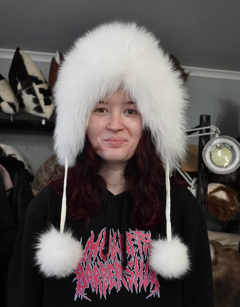 Atemberaubende Fuchspelz Getrimmte Wintermütze Mit Zopfmuster von BeautifulhidesCo