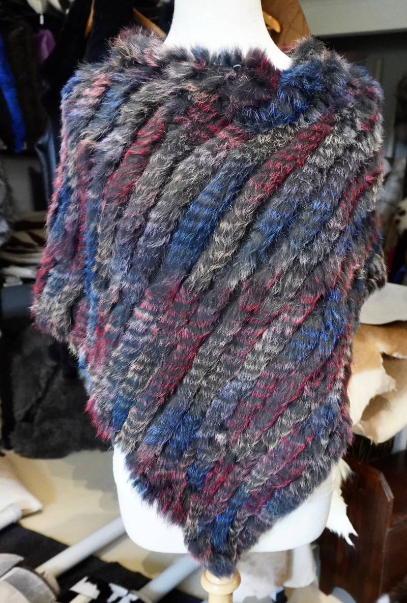 Ein Wunderbar Leichter Und Warmer Kaninchenfellponcho von BeautifulhidesCo