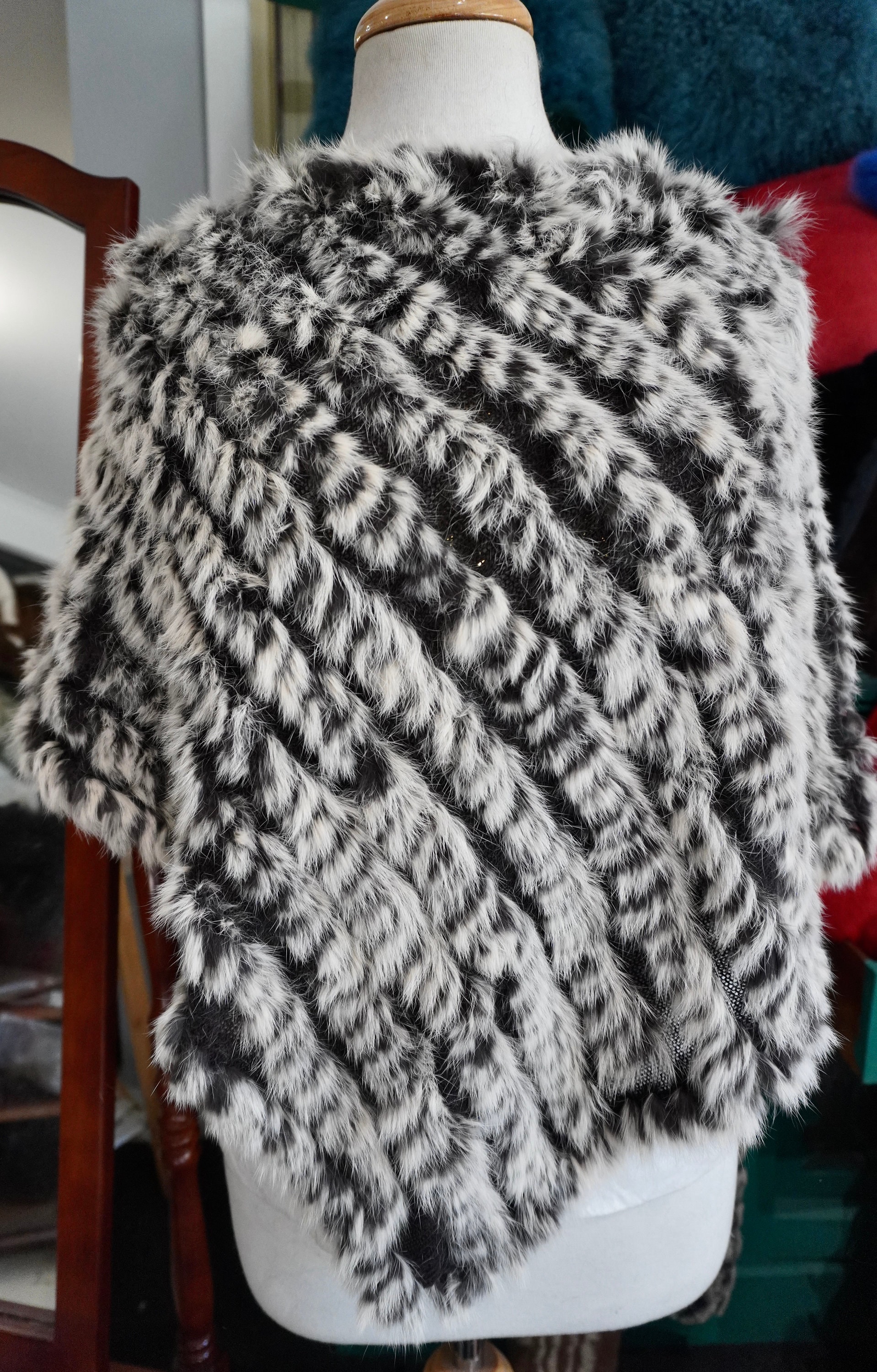 Ein Wunderschöner Frosted Cocoa Brown Kaninchenfell Poncho - Für Das Extra An Style & Wärme von BeautifulhidesCo