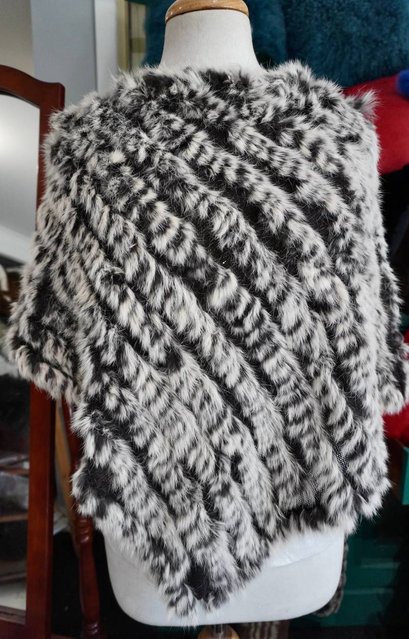 Ein Wunderschöner Frosted Cocoa Brown Kaninchenfell Poncho - Für Das Extra An Style & Wärme von BeautifulhidesCo