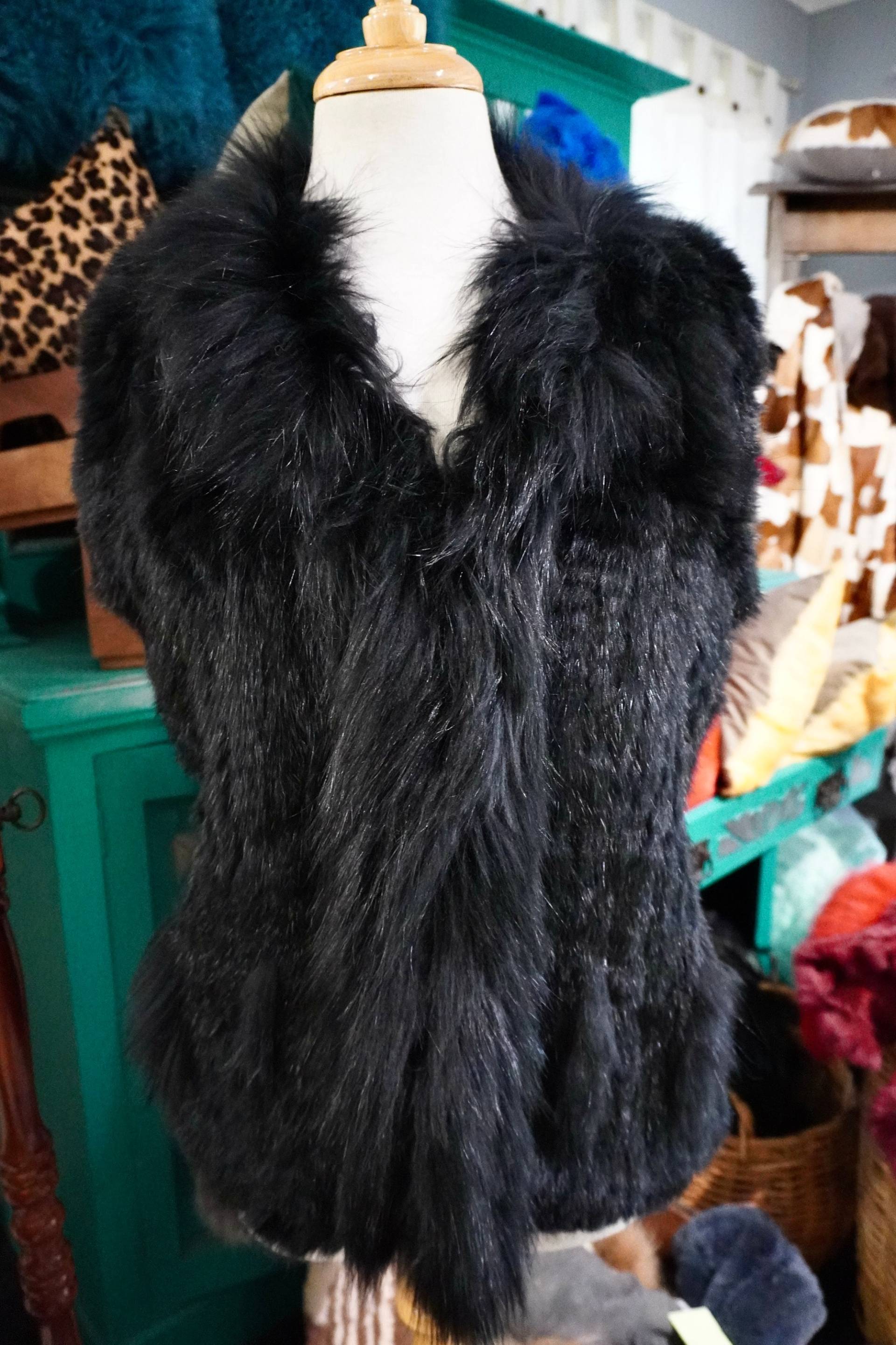 Eine Atemberaubende Zeitlose Und Absolut Schöne Kaninchen Pelzweste Mit Einem Wunderschönen Tanuki Ruf von BeautifulhidesCo