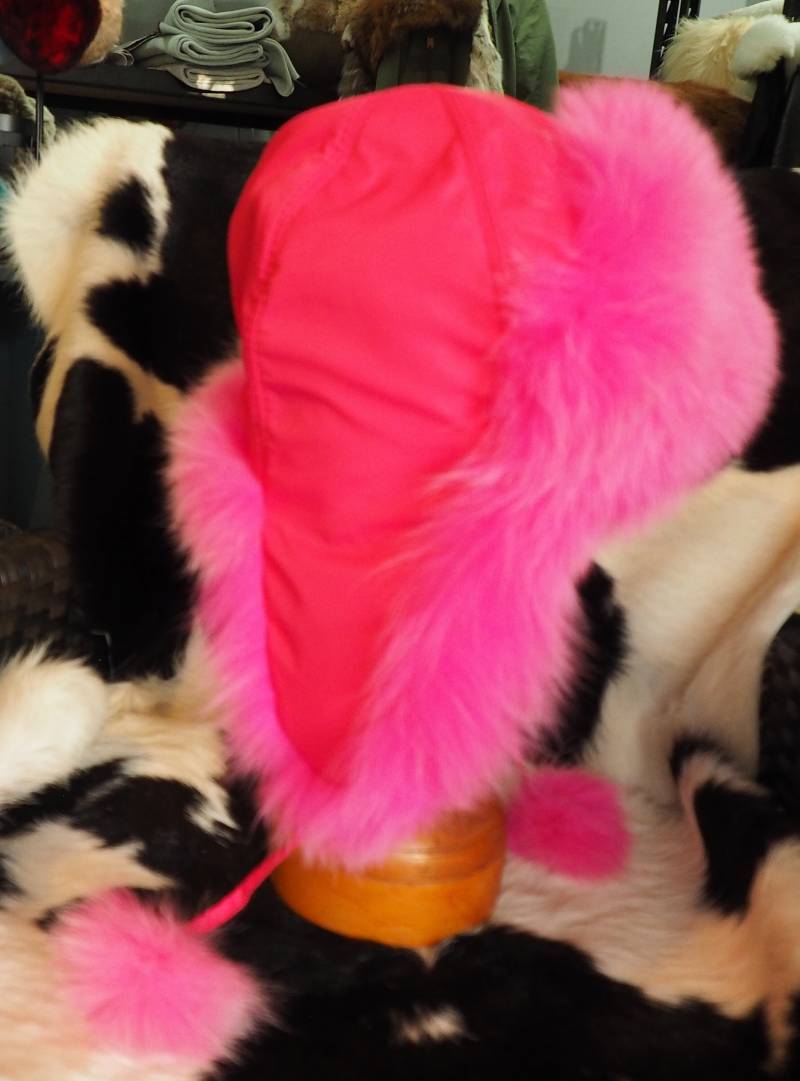 Fun & Funky Für Den Winter - Ein Heißer Rosa Tanuki Getrimmter Wasserdichter Hut Ideal Die Schule Oder Schnee von BeautifulhidesCo