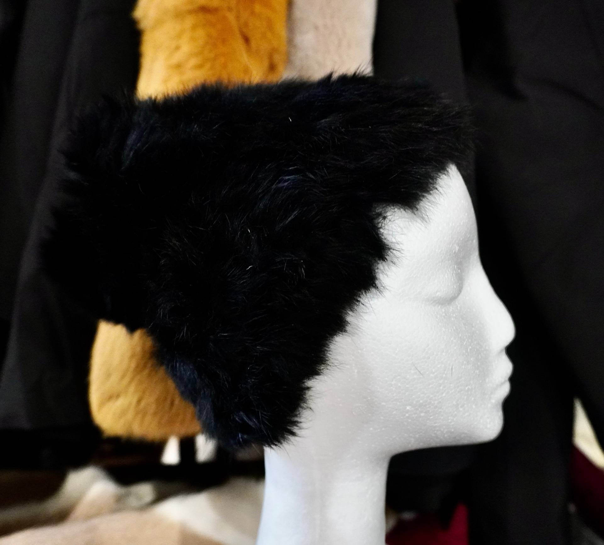 Jet Black & Totally Beautiful - Wunderschöne Gestrickte Kaninchen Pelz Mütze Mit Passendem Pompom von BeautifulhidesCo