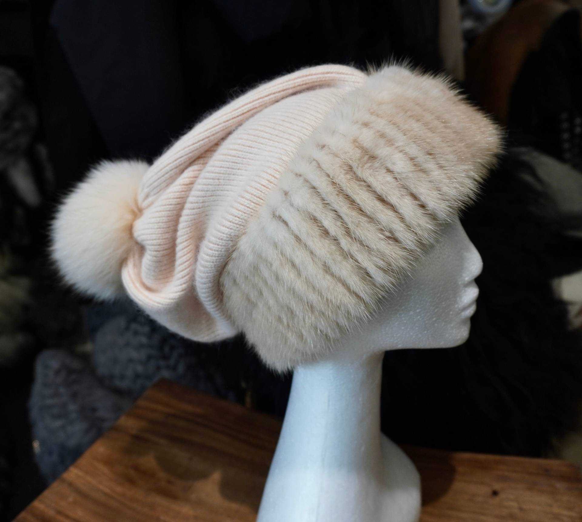 Mütze Aus Reiner Merinowolle Mit Nerzrand Und Fuchsfellbommel von BeautifulhidesCo