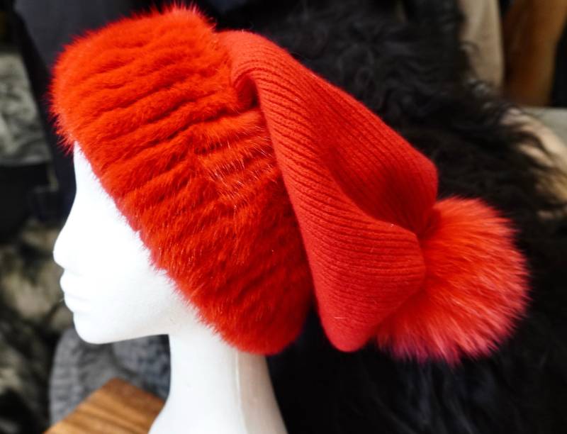 Wunderschöne Knallrote Mütze Aus Reiner Merinowolle Mit Echter Mink Borte Und Fuchs Pelz Pompom von BeautifulhidesCo