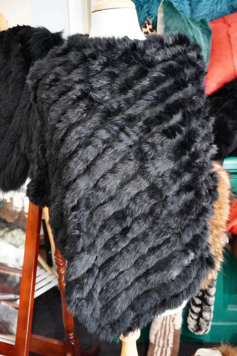 Wunderschöner in Schwarz - Ein Leichter & Warmer Jet Schwarzer Kaninchenfell Poncho von BeautifulhidesCo