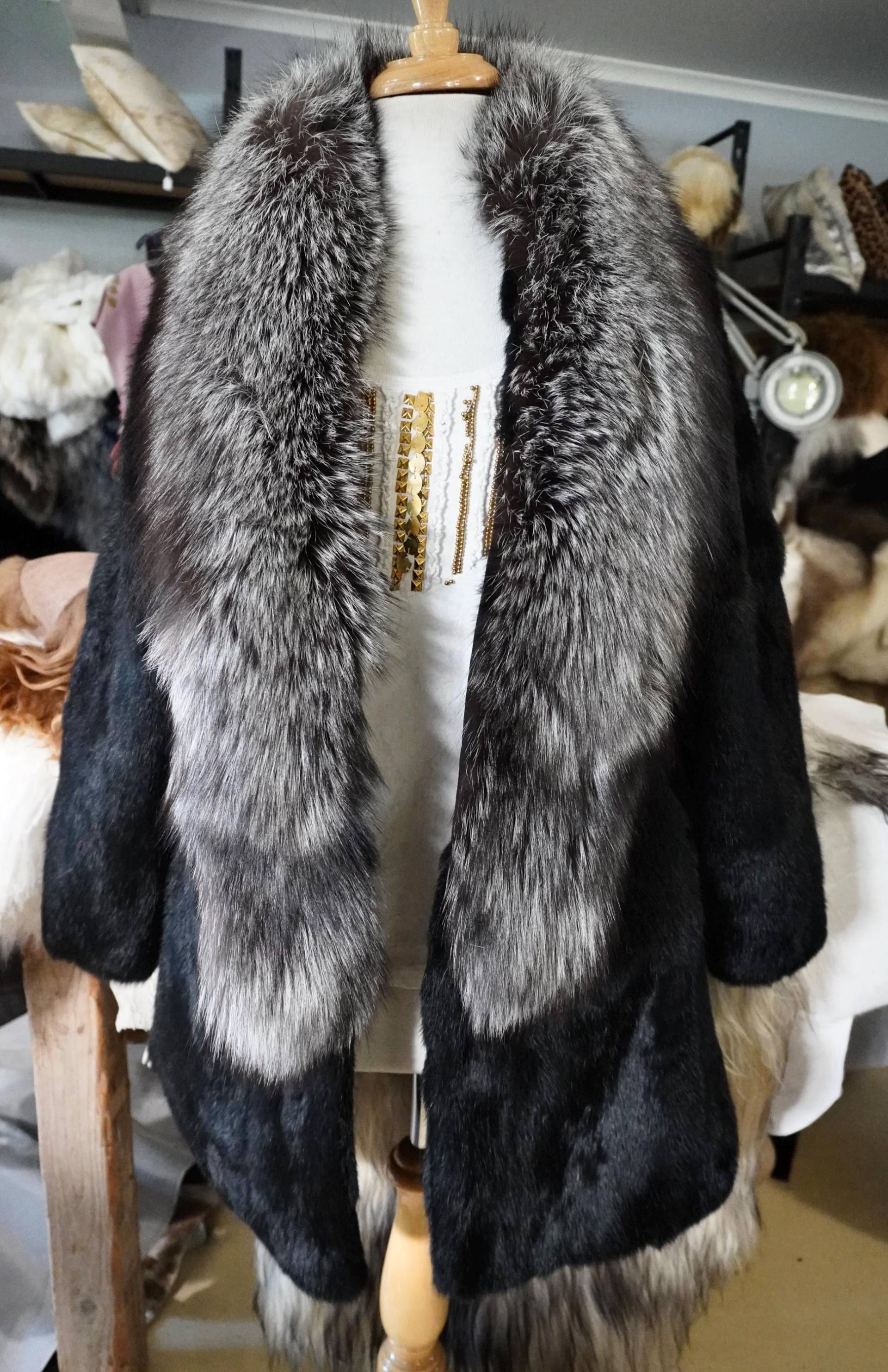 Zeitloser Stil & Eleganz - Ein Prächtiger Kaninchen Pelzmantel in Tiefschwarz Mit Fuchspelzbesatz von BeautifulhidesCo