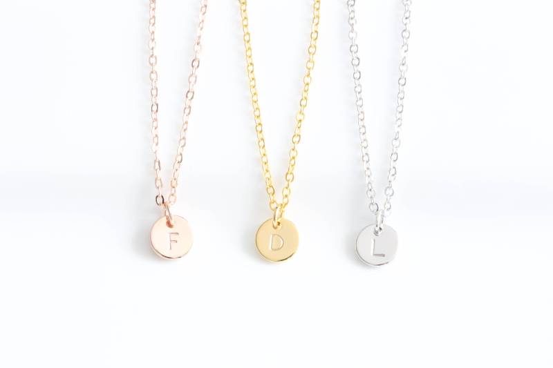 Handgestempelte Initial-Halskette Gold, Silber, Roségold-Plättchen von BeautizJewelry