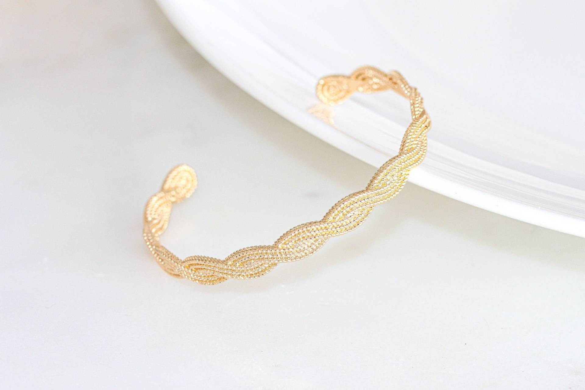 Gold Geflochtener Armreif Armband, Mehrreihige Manschette, Minimalist Schmuck von BeautizJewelry