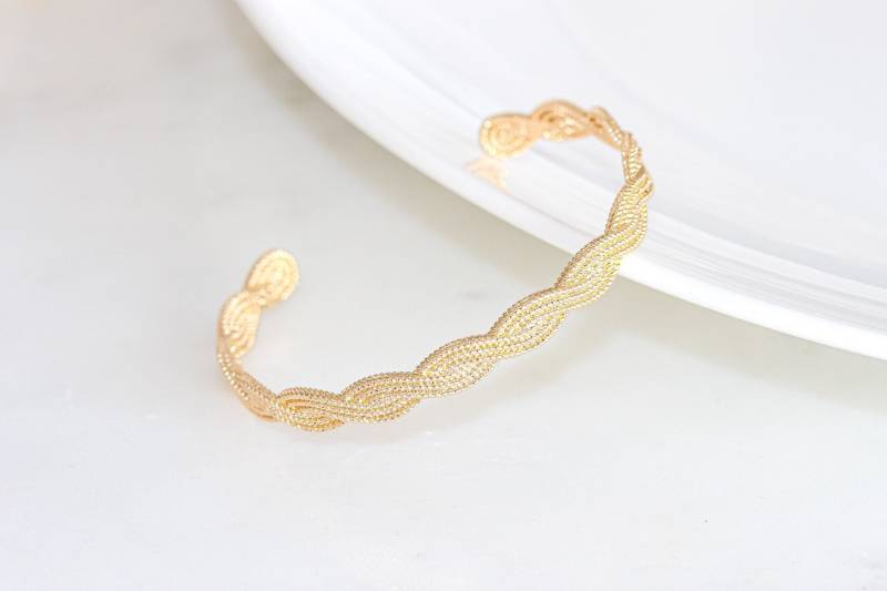 Gold Geflochtener Armreif Armband, Mehrreihige Manschette, Minimalist Schmuck von BeautizJewelry