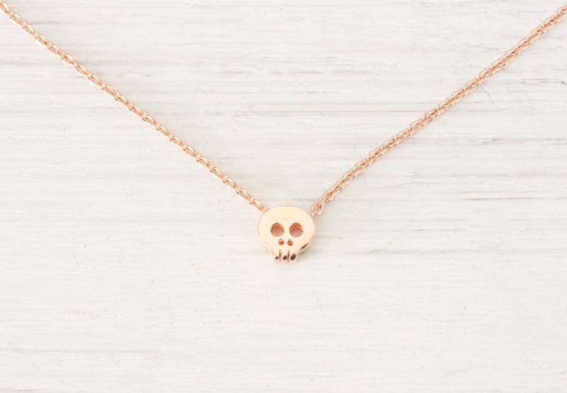 Kleiner Schädel Roségold Halskette Minimalist Anhänger Schmuck von BeautizJewelry