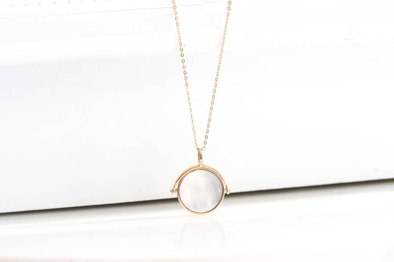 Perlmutt Collier Spinner Personnalisé En Or. Médaille D'or Remplie De Pièces Délicates Médaillon Superposition Bijoux Cadeau Noël Für Elle von BeautizJewelry
