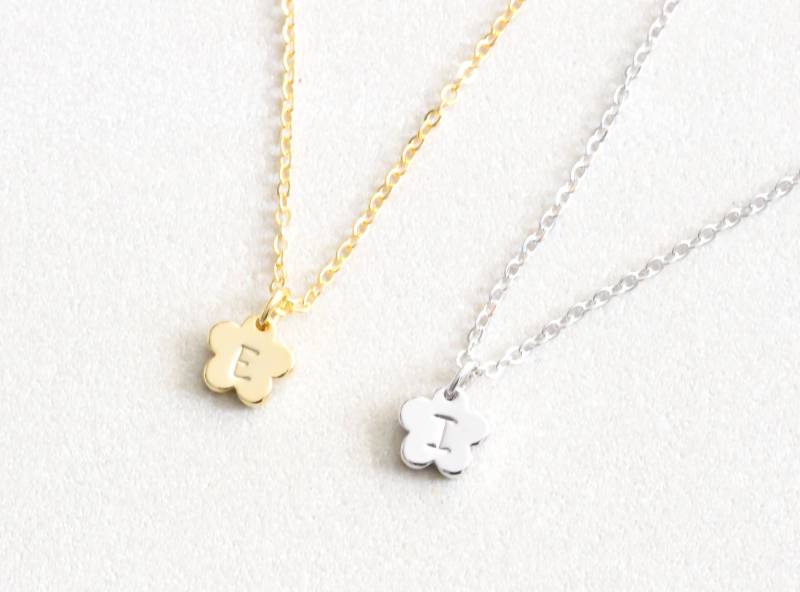 Personalisierte Kleine Blume Halskette Gold Oder Silber Initial Anhänger von BeautizJewelry