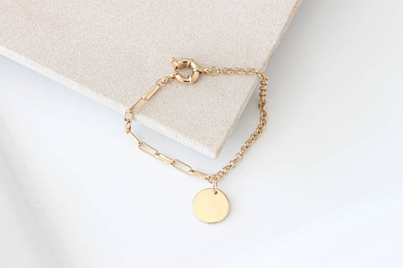 Personalisiertes Namensarmband, Goldfarbene Büroklammer-Kette, Individueller Initialen-Anhänger von BeautizJewelry