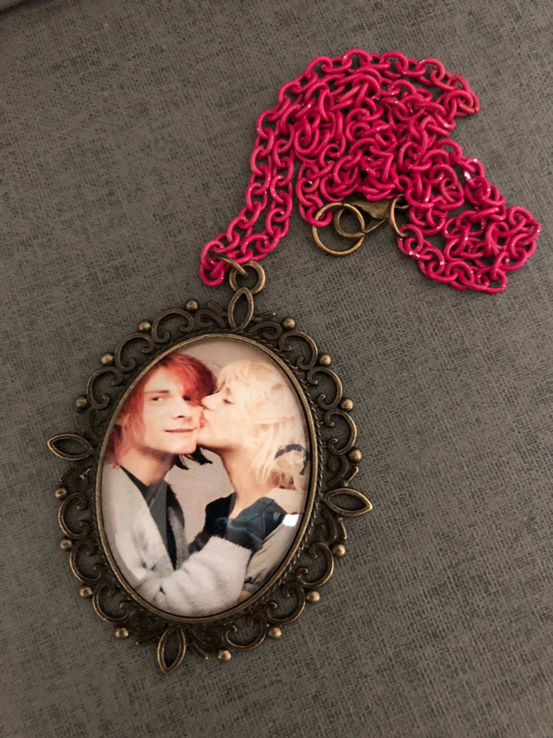 Kurt Cobain Courtney Love Nirvana Hole Halsketten-Anhänger Cameo Grunge Kurt Cobain Courtney Love Nirvana Hole Halsketten-Anhänger Cameo Grunge von BeautyScars