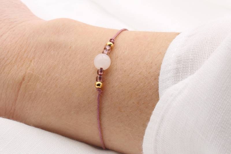 Makramee Armband Halbedelsteinperle Jade Hell Aubergine Red, Verstellbar von BeautysartDesign